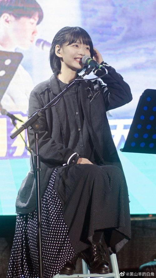 小黑王心怡照片,青春洋溢的校园女神